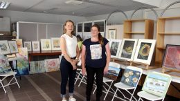 Taidepiiriä edustamassa olleet Raakkel Ahola ja Riikka Ylitalo toivottavat uudet maalaajat erittäin tervetulleeksi kokeilemaan taidemaalauskurssia.