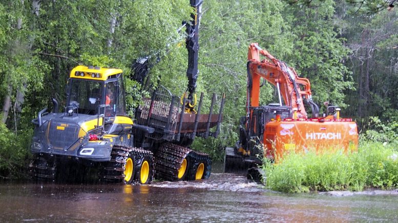 Tämän vuoden kunnostukset päästiin Olhavanjoella aloittamaan, vaikka veden pinta ehti tiedotustilaisuuden ja töiden aloituksen välisen viikonlopun aikana nousta joessa kolmekymmentä senttiä.