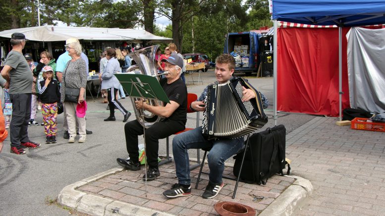 Markkinakansaa viihdytti hanuristi Aatu Möttönen. Seuraksi jammailemaan liittyi välillä musiikkiyhdistyksen Matti Hiutunen.