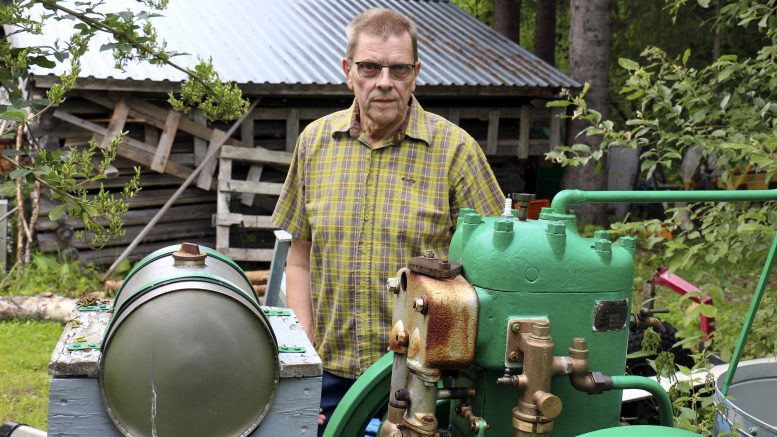 Heikki Pason harrastukset liittyvät käsillä tekemiseen. Hän on kunnostanut kuvassa olevan vanhan maamoottorin, jota on sittemmin käytetty Ylikiimingin kotiseutumuseolla pärehöylän pyörittämiseen.
