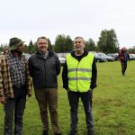 Kesäisestä retkiajosta on suunnitelmissa tehdä jokavuotinen perinne. Tänä vuonna Rantapirtin isäntä Erkki Pöyskö (vas.) tarjosi tilat Oulun Seudun Mobilisteille pysähdykselle Nuorittanjoen törmällä. Puheenjohtaja Rauno Teppola (kesk.) ja rahastonhoitaja Reijo Karppinen (oik.) kiittelevät tyytyväisinä.