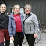 Elisa Rautio (vas.), Susanne Paaso ja Sisko Kanniainen lähtivät pyöräilemään leirikeskukseen Haukiputaan kirkon pihalta. Heistä kokemus oli hieno ja sääkin suosi.