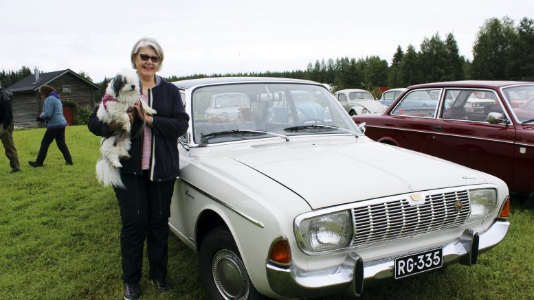 Oululainen Päivi Konola kehuu mobilisteja mukavaksi porukaksi ja kertoo, että harrastus on yllättänyt monipuolisuudellaan. Vieressä kiiltelevä Taunus on vuosimallia 1965.