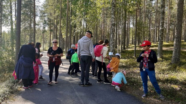 Länsituulen päiväkodin retkeilijät nauttivat yhdessä Rokuan maisemista. (Mirva Keskikotila ja Anne Lukkarila )