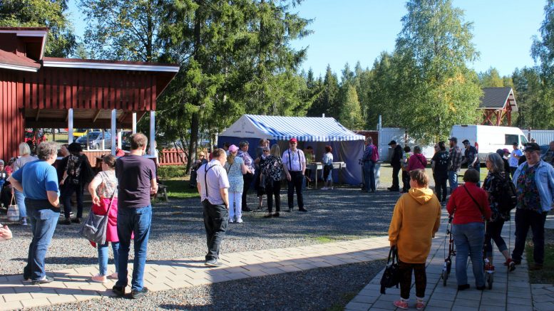 Sää helli Elojamien kävijöitä ja kovasti tanssiessa nälän yllättäessä saatavilla oli myös lämmintä makkaraa ja virvokkeita.