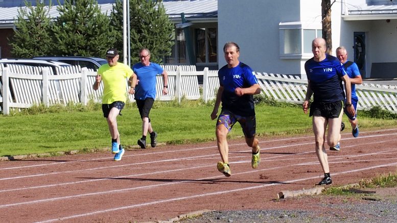 Yli viisikymppisten miesten sadan metrin juoksussa ei jarruteltu, vaan vauhtia riitti siinä missä nuoremmillakin. (Kuva: Ismo Piri)