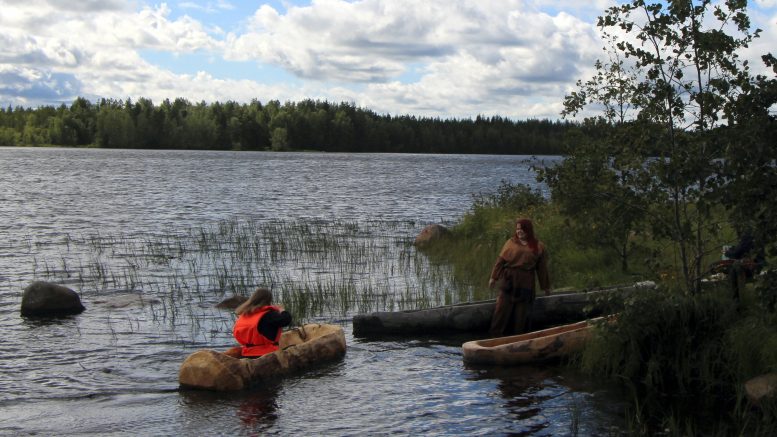 Kävijät saivat kokeilla muun muassa ruuhella melomista.