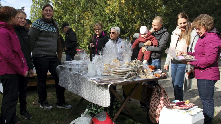 Martinniemen koulun 6-luokkalaisten myyntipöydän antimet valmistettiin vanhempien ja oppilaiden kanssa yhdessä, kertoi Susanna Koskenranta (vas.) vanhempien edustajana. Soile Rehu (oik.) ihasteli seurueensa kanssa kauniita uuninsytykkeitä.