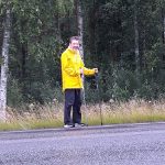 Raimo Paalimäki yhdellä kävelyosuuksistaan. Matkalla talsijat pukivat päälleen keltaisen turvaliivin tai monesti tarpeen olleen sadetakin.