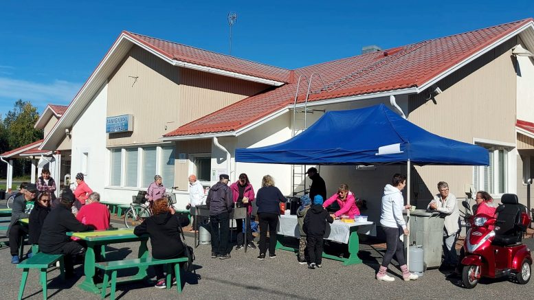 Kuivaniemen torille kokoonnuttiin viettämään Yrittäjän päivää. (Kuva: Arja Honkamaa)