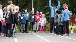 Tirinkylän koululla vietettiin koko kylän yhteisöllistä ja liikunnallista syyspäivää. Iloista tapahtumaa varjostivat kaupungin suunnitelmat lakkauttaa Tirinkylän koulu. Kyläläiset eivät hyväksy ajatusta. (Kuva: Markku Aitto-oja)