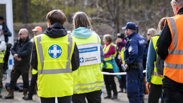 Suuretsinnöissä on erittäin tärkeää, että paikalle saapuvat vapaaehtoiset luottavat etsintäorganisaatioon ja siihen, että etsinnän johto tekee asioita tietyssä järjestyksessä ja tietyistä syistä. Etsinnät ovat viranomaisten, Vapaaehtoisen pelastuspalvelun ja vapaaehtoisten auttajien saumatonta yhteistyötä. (Kuva: Timo Heikkala)