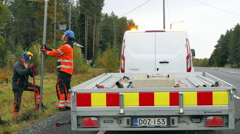 Pohjois-Iissä pysäkkikylttejä vaihtoi alkuviikolla hankkeen alihankkijoihin lukeutuvan kempeleläisen Huumola Nature Oy:n työpari. Miehet kertoivat ehtivänsä päivässä vaihtaa kaikkiaan 40–50 kylttiä riippuen siitä, vaihdetaanko pelkkä merkki vaiko myös varsi tai jopa jalustakin.