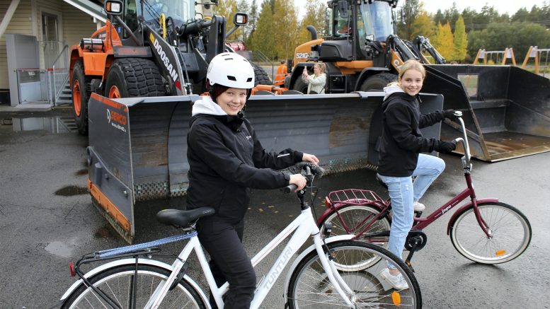 Inkan ja Ellan mielestä tapahtuma oli kiva ja pyörän katsastuspisteellä heidänkin pyöristään tarkastettiin jarrut, valot, heijastimet ja soittokello.