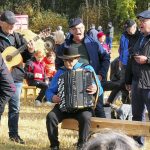 Ei tapahtumaa ilman musiikkia. Sitä tarjosi orkesteri Hörpyt, eli kitaristi ja laulaja Reijo Nyman, hanuristi Seppo Vesa sekä takana seisovat laulajat Sauli Perätalo ja Hannu Luhtaniemi.