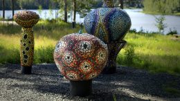Lähde!-puistossa sijaitseva Paula Suomisen Kummalliset kukat on kolmen mosaiikkiveistoksen kokonaisuus, joka ilmentää kasvien elinvoimaa, selviytymistä ja sopeutumista.
