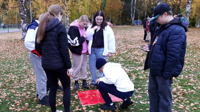 8C-luokka kaaos-noppapelin äärellä.