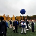 Kin-Ball-kisassa on tarkoituksena pitää pallo ilmassa mahdollisimman kauan. Kuvassa 8C:n oppilaat.