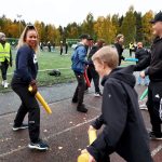 8D:n luokanvalvoja Sara Väisänen kokeilee miekkailun alkeita yhdessä luokkansa kanssa.