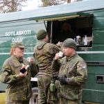 Harjoituksen varajohtaja Hanna Kela ja johtaja Samuli Romppainen ehtivät harjoituksen lomassa nauttimaan sotilaskotiautosta tarjoillut munkkikahvit.