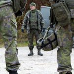 Kiiminkiläisen Jarkko Mäntyniemen on tuonut MPK:n toimintaan mukaan halu kehittää omaa osaamista maanpuolustuksen saralla. Nyt hän oli harjoituksessa kouluttamassa muita ammunnan saloihin.