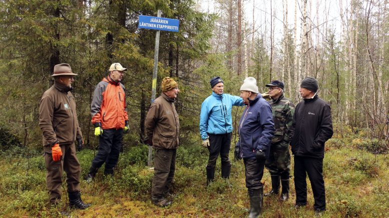 Kunkin paikkakunnan aktiivit ovat viime vuosina kunnostaneet alueellaan kulkevaa jääkärien läntistä etappireittiä. Iiläiset kävivät tutustumassa Kuivaniemen kunnostuskohteisiin. Kuvassa vasemmalta Kauko Vakkala, Heikki Paaso, Helge Timonen, Pekka Ellilä, Paavo Kestilä, Kari Kiuttu ja Sakari Liedes.