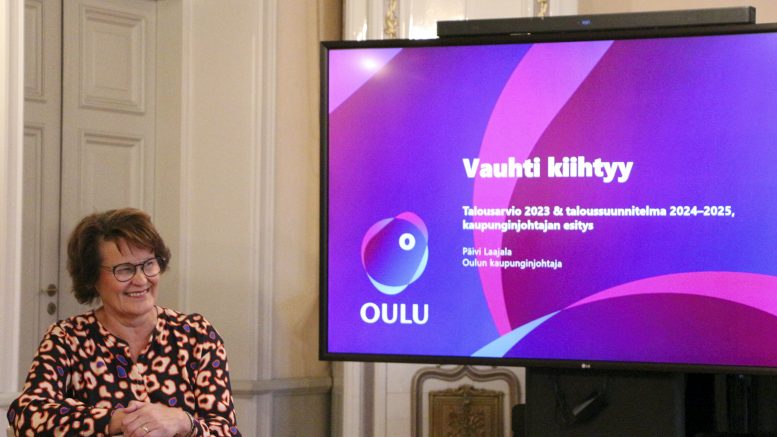 Kaupunginjohtaja Päivi Laajalan talousarvioesitys vuodelle 2023 ja taloussuunnitelma vuosille 2024–2025 tuo mukanaan runsaasti investointeja. Kaupunki kasvaa noin 2 000 asukkaan vuosivauhtia, ja Oululla menee Laajalan mukaan kokonaisuudessaan paremmin kuin muutama vuosi sitten. Tästä huolimatta tulevaisuudessa on etsittävä säästöjä muun muassa kouluverkosta. (Kuva: Teea Tunturi)