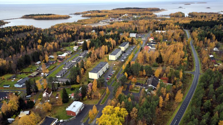 Martinniemi syysväreissä yläilmoista nähtynä. Oikealla ns. tukkitie ja keskellä Repolantien raitti. Dronekuvaajana oli Juho Lumme.