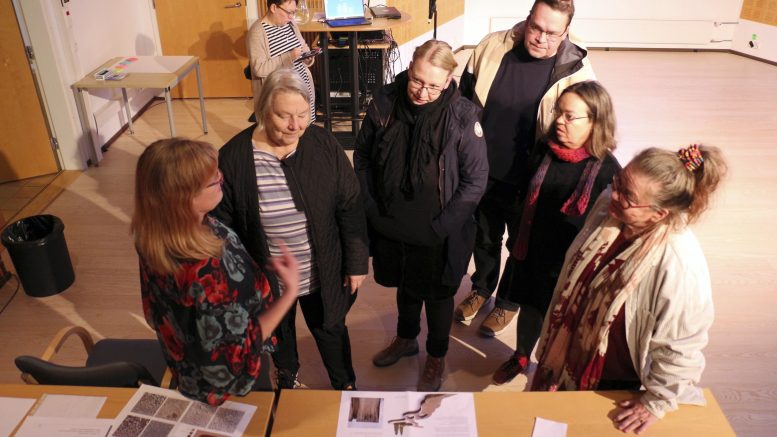 Heli-Hannele Haapaniemi, Marja-Leena Pernu, Heini Perttula, Jari-Jukka Jokela, Jetta Huttunen ja Sanna Koivisto keskustelemassa Iin kunnan taidehankinnoista.