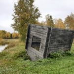 Toiko tämän tulva vai tekikö taiteilija? Lena Stenberg haluaa Iin Ympäristötaidepuistossa sijaitsevalla katollaan olevalla mökillä haastaa katsomaan asioita joskus uusista näkökulmista.