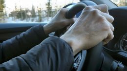 Liikenneturvan kyselyssä joka viides kuljettaja kertoi tuntevansa olonsa usein väsyneeksi talviaikaan ajaessaan.