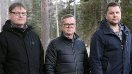 Juha Sipola, Kari Kuusela ja Jouni Perälä vakuuttavat, että sähköyhtiöillä on jo pitkään ollut selvät suunnitelmat mahdollisen sähköpulan varalta. He kehottavat yksityisiä ja yrityksiä varautumaan mahdollisiin sähkökatkoihin etukäteen. (Kuva: Teea Tunturi)