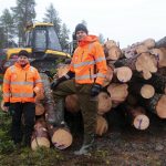 Junnikkalan sahan Pertti Moilanen ja Jussi Joensuu toteavat, että sahan avaaminen ensi vuoden lopulla vilkastaa puukauppaa Pohjois-Pohjanmaa, Kainuun ja Koillismaan alueilla. Jäälin korjuunäytöksessä saatiin mäntytukkia Junnikkalan Kalajoen tai Oulaisten sahalle.