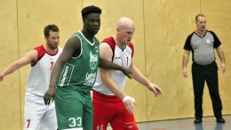Länsipuisto Basketin parimetrinen Waly Kurlual ei päässyt helpolla. Siitä pitivät huolen KiiRin Juho Teppo ( 7) ja palkittu Juhani Katajamäki (1).