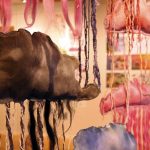 Taidekoululaisten näyttelyssä Iin Nätteporissa on esillä maalatusta maalaushuovasta tehtyjä unelmapilviä.