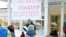 Oulun kaupunki suunnitteli Kiimingissä sijiaitsevan Tirinkylän koulun lakkauttamista keväällä 2018. Kyläläiset vastustivat ankarasti. Nyt lakkautussuunnitelmat on otettu jälleen esille.