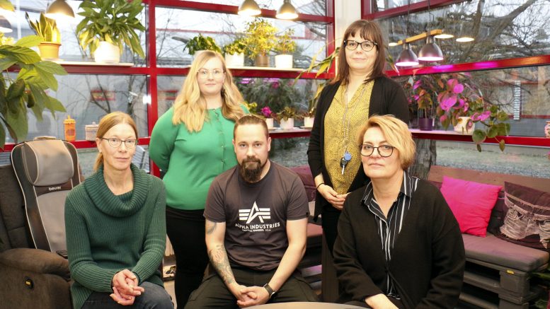 Omavalmentajat Maija Takkinen (vasemmalta), Milla Lakso, Tommi Hepo-oja ja Satu Saarela ja työllistämispäällikkö Lea Aalto ovat hyvillään Iin kunnan hyvästä työllisyystilanteesta.