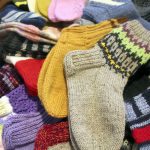 EL Kiimingin yhdistyksen naisten kutomat villasukat ovat kaikki erilaisia. Näitä varpaanlämmittimiä lähtee lahjaksi joulun alla neljään hoivakotiin Kiimingin ja Jäälin alueilla.