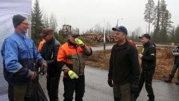 Kiiminkiläiset Eero Huttula, Olavi Turves ja Matti Siekkinen olivat Junnikkalan sahan puunkorjuunäytöksessä Jäälissä haistelemassa puumarkkinoiden tilannetta. (Kuva: Teea Tunturi)