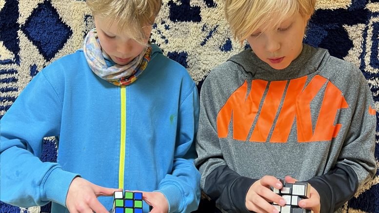 Ratkomme Rubikin kuuton alle minuutissa! Rubikin kuutio on unkarilaisen Erno Rubikin vuonna 1974 kehittämä älypeli, joka koostuu 26 palasta. Jokainen kuution sivu on lähtöasemassa samanvärinen. Aluksi kuutio sekoitetaan vääntelemällä rivejä satunnaisesti. Tavoitteena on palauttaa sivut yksivärisiksi. Peetu ja Matti