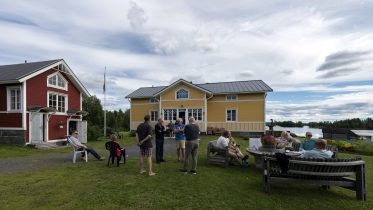 Juhlaa vietettiin Loukon talon pihapiirissä, jota nykyään asuttavat Hannu ja Anita Tuohino.