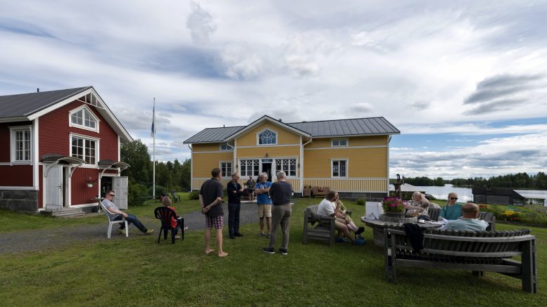 Juhlaa vietettiin Loukon talon pihapiirissä, jota nykyään asuttavat Hannu ja Anita Tuohino.