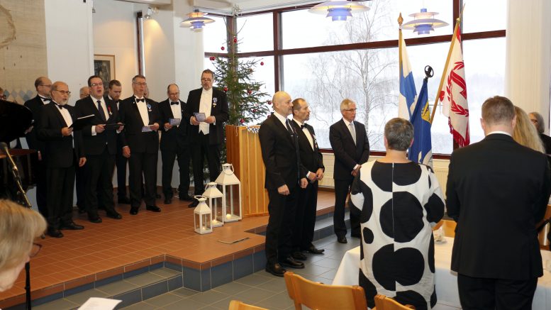 Musiikista Iin itsenäisyyspäivän juhlassa huolehtivat Iin Mieslaulajat sekä laulaja Emilia Ojala.