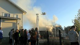 Alakylän 99-vuotias hirsinen koulurakennus tuhoutui tulipalossa vuoden 2020 kesällä. (Arkisto:Teea Tunturi)