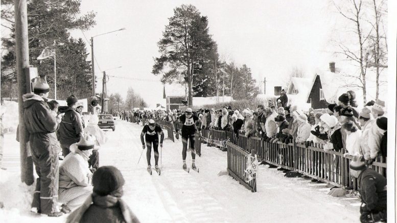 Ylikiimingin Nuijamiesten Hikihiihdolla on koko seuran tapaan pitkät perinteet Ylikiimingissä. Kuva hiihdon maalialueesta kunnantalon edessä 1990-luvun alussa.