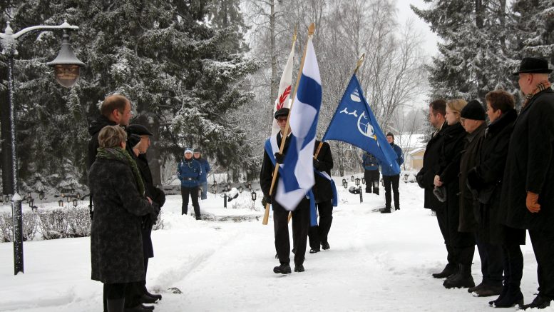 Haukiputaan sankarivainajien muistomerkille laskettiin seppeleet perinteiseen tapaan. Lippukulkueen keulilla Pertti Pohjamo.