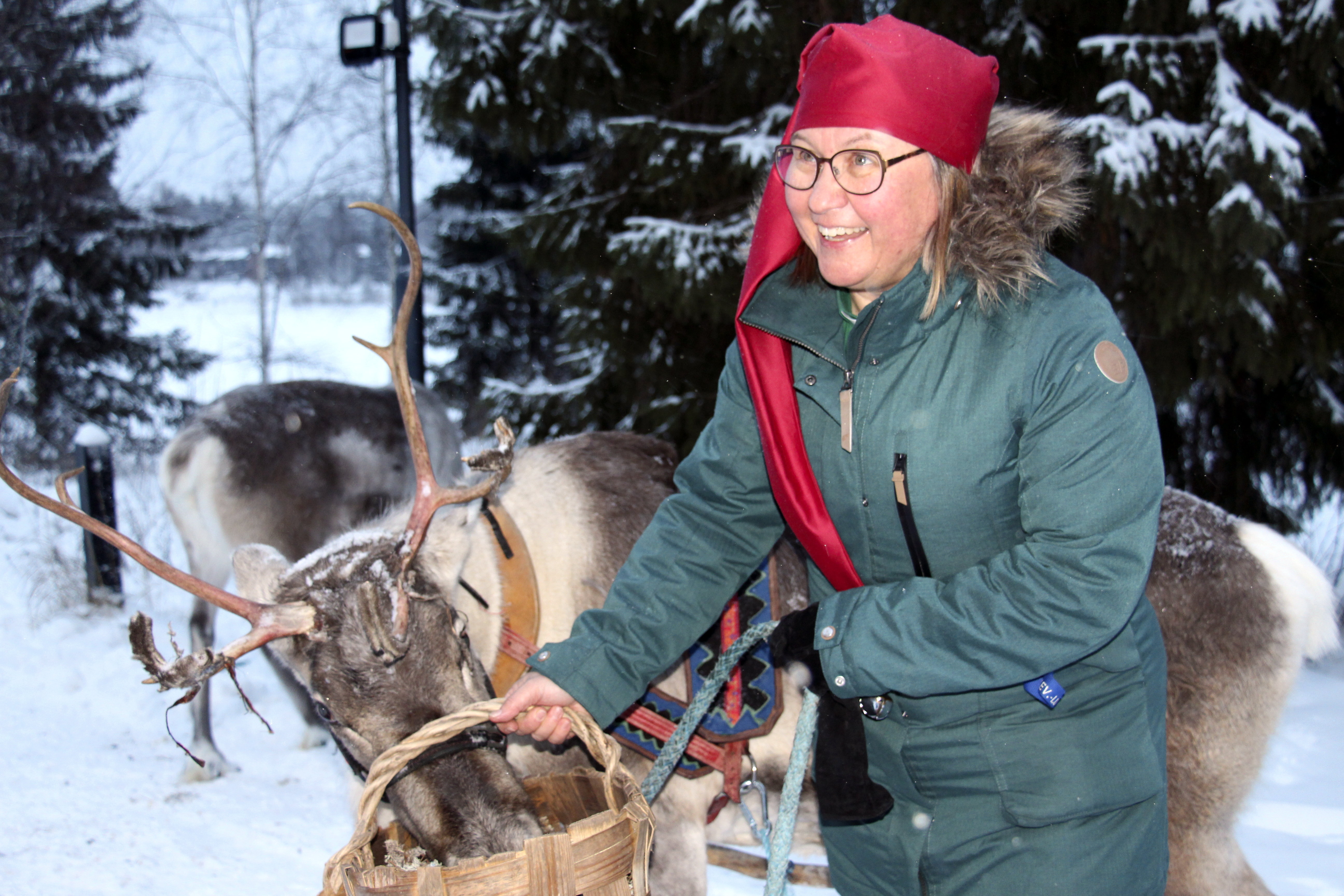 Seurakunnat ovat jakaneet jouluiloa ja -tunnelmaa monin tapahtumin sekä myös avustuksia diakoniatyön varoista sekä lahjoituksin, mistä kuuluu lämmin kiitos kaikille tukijoille, kiittää diakoniatyöntekiä Johanna Kerhola Haukiputaan seurakunnasta. Kuva on Haukiputaan seurakuntakeskuksessa järjestetyn Kaiken kansan puuropäivän tapahtumasta.