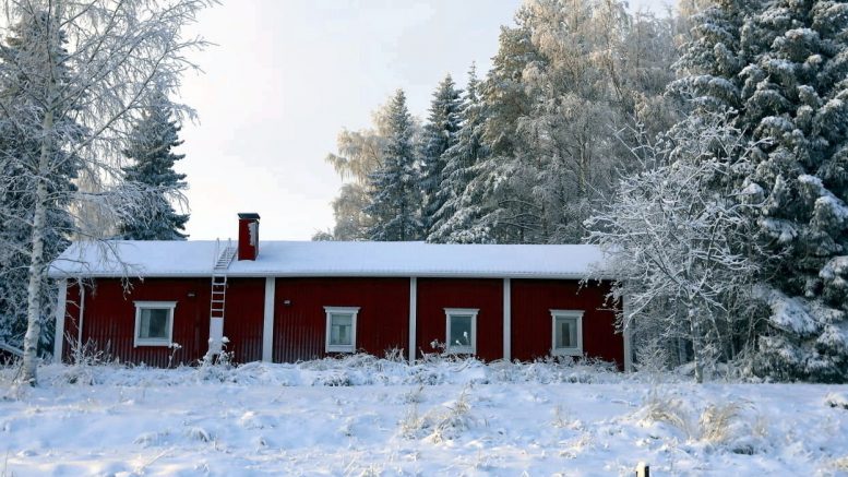 Halosenlahden kyläyhdistys luopuu Koljun majan vuokraamisesta ja käytöstä. Rakennus sijaitsee Halosenlahden rannalla. Kyläyhdistyksen toiminta jatkuu kuitenkin entiseen tapaan. Arkistokuva: Tauno Ukkola.