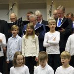 Länsituulen koulun 3. luokkalaiset ja Haukiputaan Mieskuoro hioivat konsertin ohjelmaa yhteisharjoituksissa.