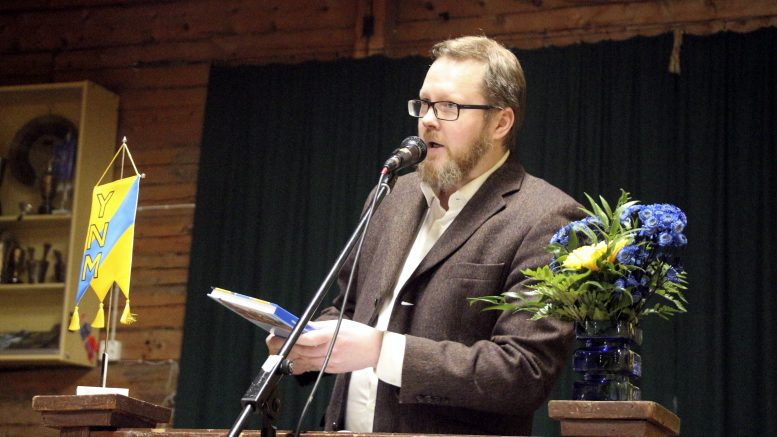 Ylikiimingin Nuijamiesten 100-vuotishistoriikin kirjoittanut Antti Tarumaa julkaisi teoksen Nuijamiesten satavuotisjuhlissa Vesaisenlinnalla.
